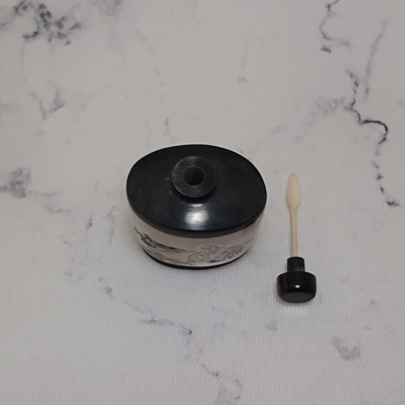 Vintage Carved Etched Snuff Bottle - Picture 5 of 8